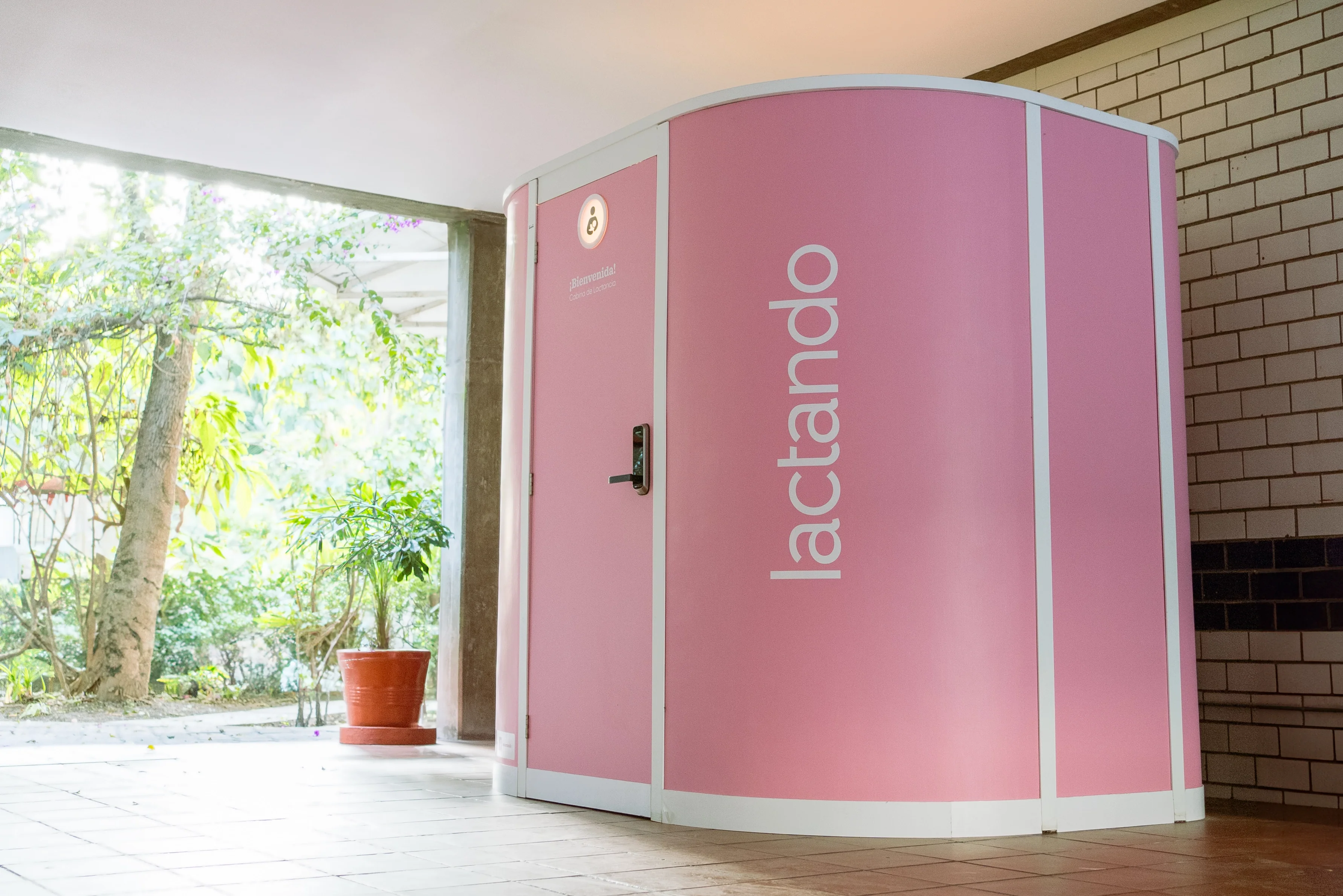 Cabina de lactancia Lactando instalada en un espacio corporativo